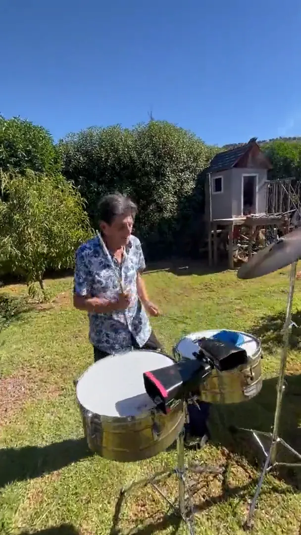 Gustavo “El Papi” Dinamarca tocando los timbales en el patio a la luz del día